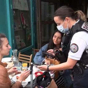 Fransa’da polisler, kafelerde koronavirüs kartı kontrolü yaptı