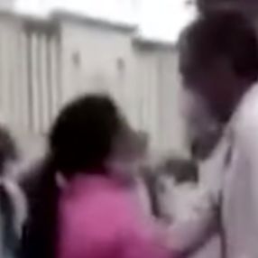 Hindistan'da maskesiz kadınlar, görevli adamı dövdü