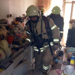 Avcılar'da yangın ihbarına gittiler, çöp evle karşılaştılar