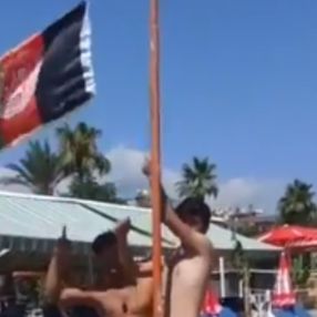 Alanya plajında Afganistan bayrağı diktiler