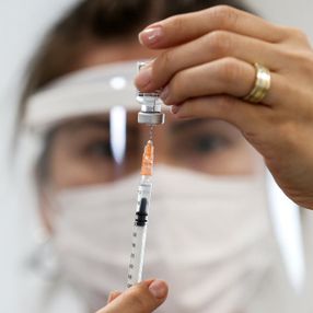Almanya'da koronavirüs aşısı yerine tuzlu su uygulandı iddiası