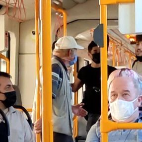 Bursa metrosunda gergin anlar: Sokak müzisyenleri yolcuları isyan ettirdi