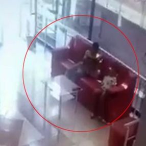 Küçükçekmece'de kliniğe giren çocuk, telefon çaldı