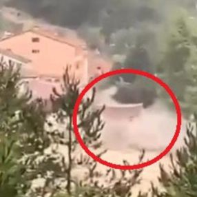 Sinop'ta selin yıktığı ev kamerada