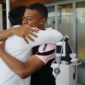 Kylian Mbappe, Lionel Messi'yi karşıladı