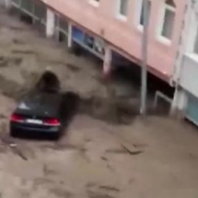 Kastamonu'da araçla selde sürüklenen kişi suda kayboldu
