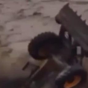 Sinop'ta sel suları iş makinesini bile sürükledi