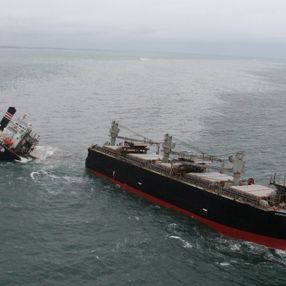 Japonya'da karaya oturan yük gemisi ikiye bölündü