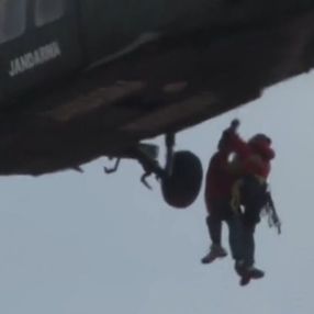 Kastamonu'da binalarında mahsur kalanlar, helikopterlerle kurtarıldı