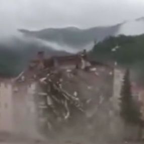Kastamonu'da binanın yıkılma anı