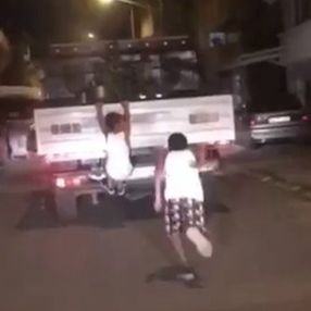 Sakarya'da çocukların tehlikeli eğlencesi kamerada