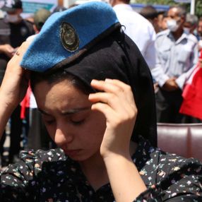 Adıyaman'da şehidin cenazesini ablası üniformasıyla, nişanlısı beresiyle uğurladı