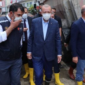 Cumhurbaşkanı Erdoğan, sel felaketinden etkilenen Bozkurt'ta