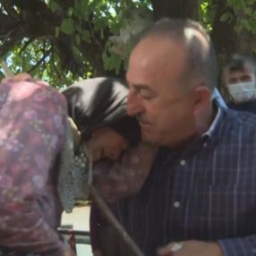 Mevlüt Çavuşoğlu'na sarılıp ağlayan yaşlı kadın: Devlet buraya yağmur gibi yağdı
