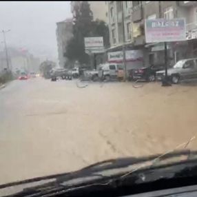 Rize'de sağanak yağış yolları göle çevirdi, şelale taştı