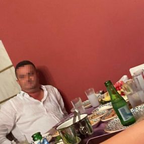 Antalya'da ağır ceza mahkemesi hakimi, sanıkla içki masasına oturdu