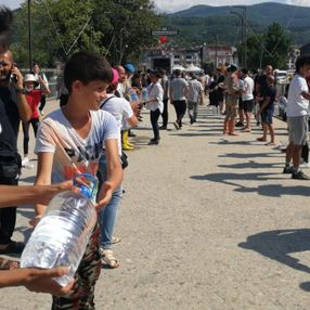 Sinop'ta yardım için insan zinciri yapıldı