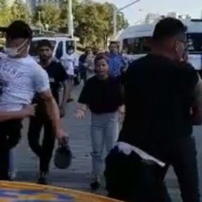 Taksim’de, İBB zabıtası kadına uçan tekme attı