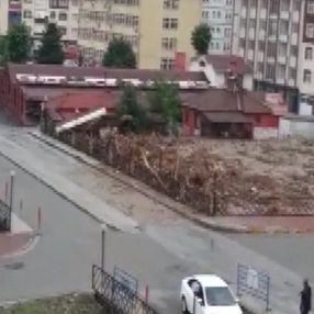 Kastamonu'da tomruklar köprüyü tıkadı