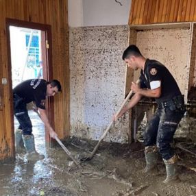 Polisler, Sinop ve Kastamonu'daki yaraları sarmak için sahaya çıktı