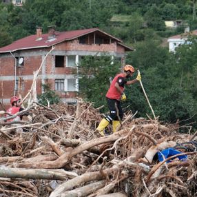 İHH ekipleri sel bölgelerinde köylere ulaştı