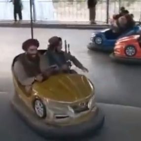 Kabil'e giren Taliban militanları lunaparkta eğlendi