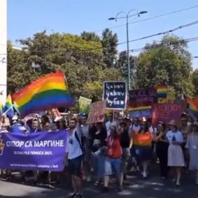 Bosna'da ezanı protesto eden LGBT'lilerin geçtiği cadde yıkandı