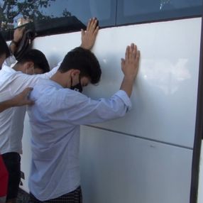 Esenyurt'ta kaçak göçmenler, nargile içtiği sırada yakalandı
