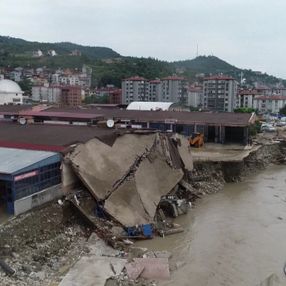 Sinop’taki sel felaketinde, dükkanın yıkılma anları kamerada