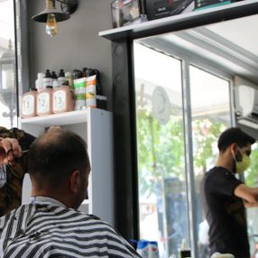 Elazığ'da aşı olana indirimli tıraş yapan berber