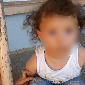Adana'da pantolonuna yırtık diyen kişiye 'moda' cevabı veren minik kız
