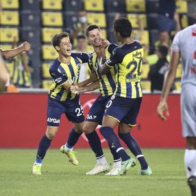 Fenerbahçe evinde Antalyaspor'u 2 golle geçti