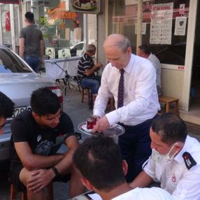 Balıkesir'deki çaycı, yıllardır takım elbiseyle servis yapıyor