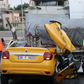 İzmir'de taksi tıra çarptı: 1 ölü, 2 yaralı