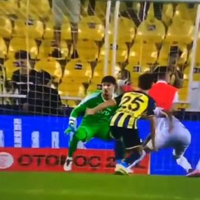 Fenerbahçe-Antalyaspor maçında tartışmalı penaltı pozisyonu