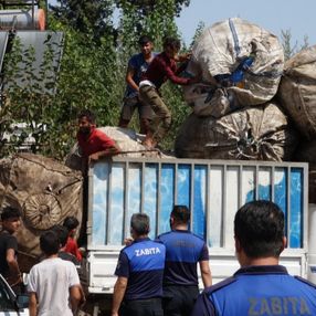 Antalya’da mahalleye çöp yığdılar, ekiplere taş ve sopa ile saldırdılar