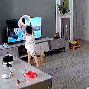 Çin’de, filmdeki kahramana yardım etmek isterken televizyonu kırdı