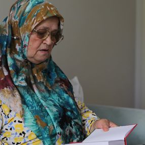 71 yaşında okuma yazma öğrenen Ayşe Teyze'nin hayat hikayesi kitap oldu