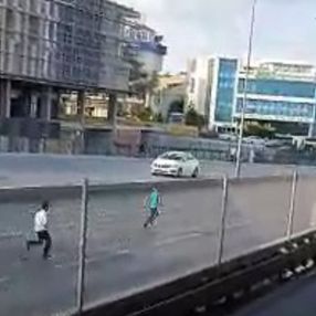 İstanbul’da, E-5 üzerinde çocuklar oyun oynadı