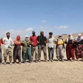 Van'da besiciler, yaylaya su getirilişini halayla kutladı