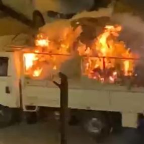 Beyoğlu’nda, yanan aracını uzaklaştırmak için canını tehlikeye attı