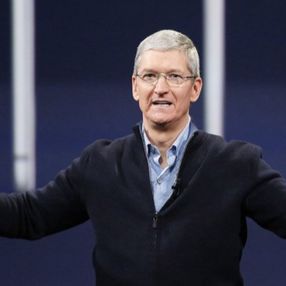 10 yıldır Apple CEO'su olan Tim Cook'a 750 milyon dolarlık hisse verildi