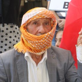 Hakkari'de HDP'yi protesto eden baba, kızının polis olmak istediğini söyledi