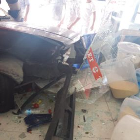 Bahçelievler’de, 17 yaşındaki sürücü kaldırımı aşıp markete daldı