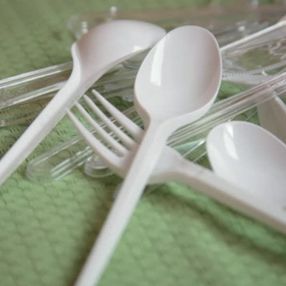 İngiltere, tek kullanımlık plastik ürünleri yasaklayacak