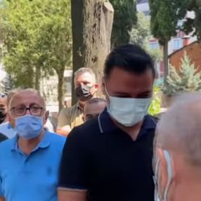 Alişan kardeşinin mezarı başında gözyaşlarına boğuldu