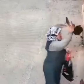 Bursa'da camdaki çiçeği çalan kadın kamerada