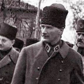 Ünlülerin '30 Ağustos' paylaşımları