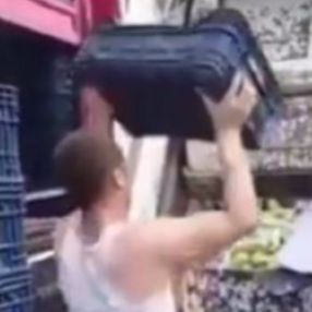 Ataşehir'de, kasalarca kabağı çöpe döken şahıstan açıklama