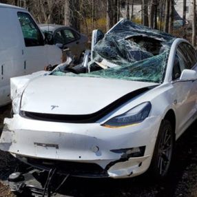 Tesla aracı polis arabasına çarptı: 2 yaralı